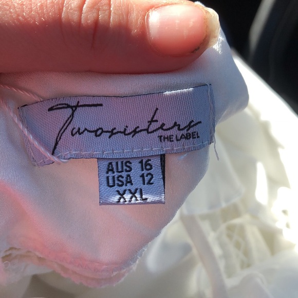 Beautiful White Two Sisters Label BRAND NEW - Picture 2 of 3